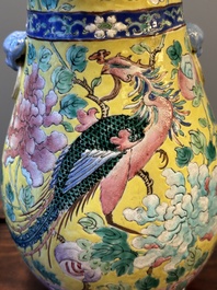 Paire de vases en porcelaine de Chine famille rose sur fond jaune pour le march&eacute; Straits ou Peranakan, 19&egrave;me