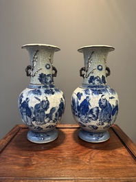 Een paar Chinese blauw-witte Nanking craquel&eacute; vazen met Tao&iuml;stisch decor, 19e eeuw