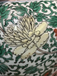 Paire de vases en porcelaine de Chine wucai &agrave; d&eacute;cor de ph&eacute;nix et pivoines, &eacute;poque Transition