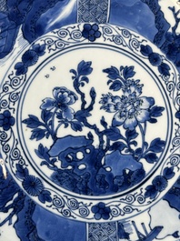 Plat en porcelaine de Chine en bleu et blanc &agrave; d&eacute;cor de panneaux paysagers et floraux, Kangxi