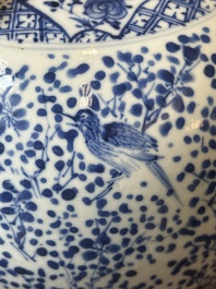 Une paire de vases couverts et trois pots en porcelaine de Chine en bleu et blanc, 19&egrave;me