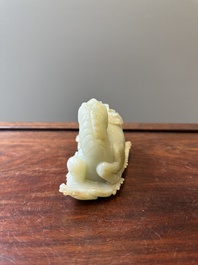 Een Chinese celadon jade sculptuur van een mythisch paard, 18e eeuw