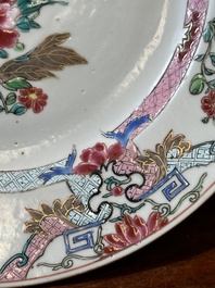 Cinq assiettes en porcelaine de Chine famille rose &agrave; d&eacute;cor floral, Yongzheng/Qianlong