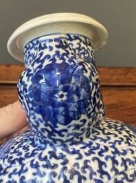 Paire de kendis en porcelaine de Chine bleu et blanc  &agrave; d&eacute;cor de rinceaux de lotus, 19&egrave;me