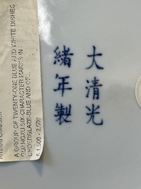 Plat en porcelaine de Chine en bleu et blanc &agrave; d&eacute;cor de rinceaux de lotus, marque et &eacute;poque de Guangxu