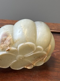 Een Chinese celadon jade bloemvormige penselenwasser met een ramskop, 17e eeuw