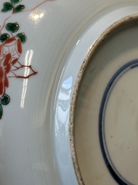 Assiette en porcelaine de Chine famille verte &agrave; d&eacute;cor de qilin et faucon, marque de feuille d'artemisia, Kangxi