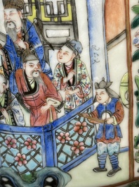 Een paar Chinese Canton famille rose 'Verhaal van de Wateroever 水滸傳' vazen, 19e eeuw