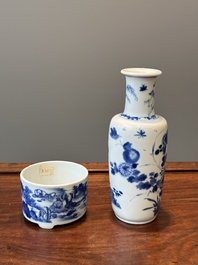 Vase de forme rouleau et un br&ucirc;le-parfum tripode en porcelaine de Chine en bleu et blanc, Kangxi