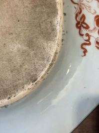 Une paire de plats de forme octogonale en porcelaine de Chine en bleu et blanc &agrave; d&eacute;cor de 'Xi Xiang Ji' et une paire de plats famille rose, Yongzheng