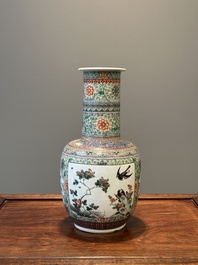 Een Chinese famille verte dekselvaas en een flesvormige vaas, 19e eeuw