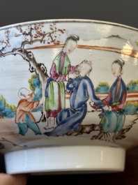 Een in Nederland gedecoreerde Chinese kom en een Canton famille rose kom met mandarijns decor, Qianlong