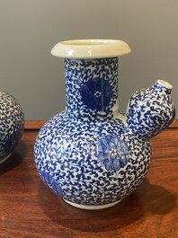 Paire de kendis en porcelaine de Chine bleu et blanc  &agrave; d&eacute;cor de rinceaux de lotus, 19&egrave;me