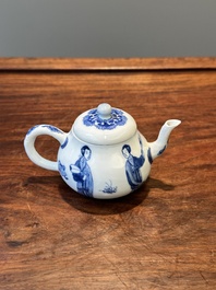 Een Chinese blauw-witte 'Lange Lijzen' theepot met deksel, Chenghua merk, Kangxi