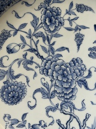 Twee Chinese blauw-witte schotels met floraal decor, Yongzheng