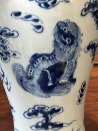 Une paire de vases couverts et trois pots en porcelaine de Chine en bleu et blanc, 19&egrave;me