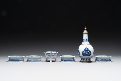 Cinq salerons en porcelaine de Chine en bleu et blanc et un aspersoir &agrave; monture en cuivre, Kangxi/Jiaqing
