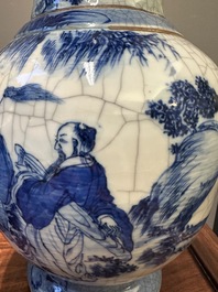 Een paar Chinese blauw-witte Nanking craquel&eacute; vazen met Tao&iuml;stisch decor, 19e eeuw