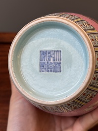 Vase en porcelaine de Chine famille rose sur fond rose &agrave; d&eacute;cor de papillons, marque et peut-&ecirc;tre &eacute;poque de Qianlong