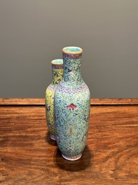 Vase double siamois en porcelaine de Chine famille rose &agrave; d&eacute;cor floral, marque de Qianlong, 19&egrave;me
