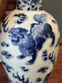 Une paire de vases couverts et trois pots en porcelaine de Chine en bleu et blanc, 19&egrave;me