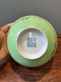 Bol en porcelaine de Chine famille rose sur fond vert, marque et &eacute;poque de Qianlong