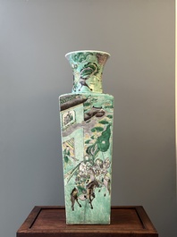 Grand vase de forme carr&eacute;e en biscuit &eacute;maill&eacute; vert &agrave; d&eacute;cor du roman 'Les Trois Royaumes', Chine, 19&egrave;me