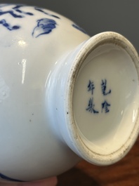 Een Chinese blauw-witte en koperrode vaas met strijders te paard, Qianlong merk, 19e eeuw