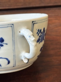 Bouteille de forme carr&eacute;e en porcelaine de Chine en bleu et blanc &agrave; d&eacute;cor des 'Longues Dames' et un bol couvert, Kangxi