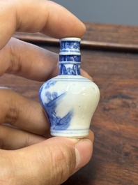 Four Chinese blue and white vases and a box with cover, all marked, 18/19th C.