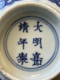 Een Chinese blauw-witte kom met druiven, Jiajing merk, Shunzhi/Kangxi