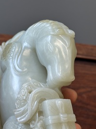 Een Chinese celadon jade sculptuur van een mythisch paard, 18e eeuw