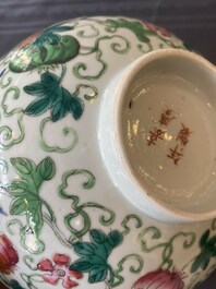 Une paire de bols en porcelaine de Chine famille rose et une assiette de style Dayazhai &agrave; d&eacute;cor de dragon, marque de Jiaqing, 19/20&egrave;me