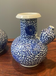 Paire de kendis en porcelaine de Chine bleu et blanc  &agrave; d&eacute;cor de rinceaux de lotus, 19&egrave;me