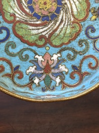 Coupe de forme quadrilobe en &eacute;maux cloisonn&eacute;s &agrave; d&eacute;cor floral sur socle en bois, Chine, Yongzheng