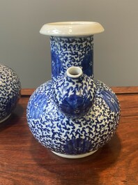 Paire de kendis en porcelaine de Chine bleu et blanc  &agrave; d&eacute;cor de rinceaux de lotus, 19&egrave;me