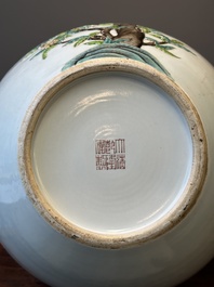Vase de forme 'tianqiuping' en porcelaine de Chine famille rose &agrave; d&eacute;cor de neuf p&ecirc;ches en relief, marque de Qianlong, 19/20&egrave;me