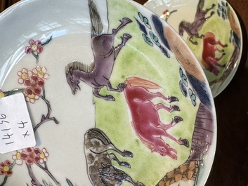 Paire de tasses et soucoupes en porcelaine de Chine famille rose &agrave; d&eacute;cor de chevaux, Yongzheng