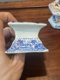 Een paar Chinese blauw-witte vazen en vier zoutvaten in blauw-wit, famille rose en Imari-stijl, Kangxi/Qianlong