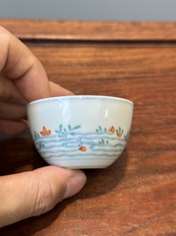 Tasse en porcelaine de Chine doucai &agrave; d&eacute;cor de poissons rouges, marque Cai Hua Tang Zhi 彩華堂製, 18&egrave;me