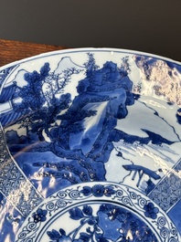 Plat en porcelaine de Chine en bleu et blanc &agrave; d&eacute;cor de panneaux paysagers et floraux, Kangxi