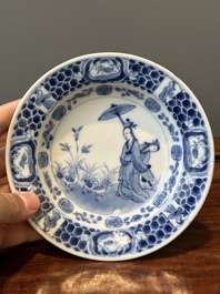 Assiette en porcelaine de Chine en bleu et blanc &agrave; d&eacute;cor des 'Dames au parasol' d'apr&egrave;s Cornelis Pronk, Qianlong