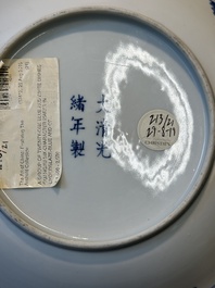 Plat en porcelaine de Chine en bleu et blanc &agrave; d&eacute;cor de rinceaux de lotus, marque et &eacute;poque de Guangxu