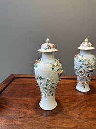 Une paire de vases couverts et une assiette en porcelaine de Chine famille rose &agrave; d&eacute;cor floral en relief, Yongzheng