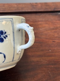 Bouteille de forme carr&eacute;e en porcelaine de Chine en bleu et blanc &agrave; d&eacute;cor des 'Longues Dames' et un bol couvert, Kangxi