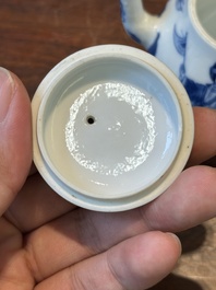 Een Chinese blauw-witte 'Lange Lijzen' theepot met deksel, Chenghua merk, Kangxi