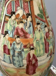 Paire de vases couverts de forme double gourde en porcelaine de Chine famille rose de Canton, 19&egrave;me