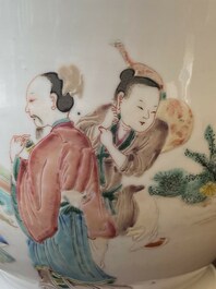 Een Chinese famille rose vaas met doorlopend figuratief decor, ji 迹 zegelmerk, Yongzheng