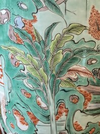 Een Chinese famille verte rouleau vaas met verhalend decor, 19e eeuw