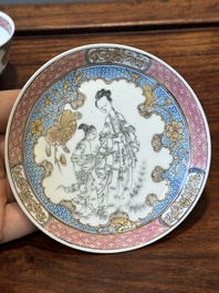 Een Chinese famille rose en grisaille kop en schotel met Xiwangmu die een perzik aangeboden krijgt, Yongzheng